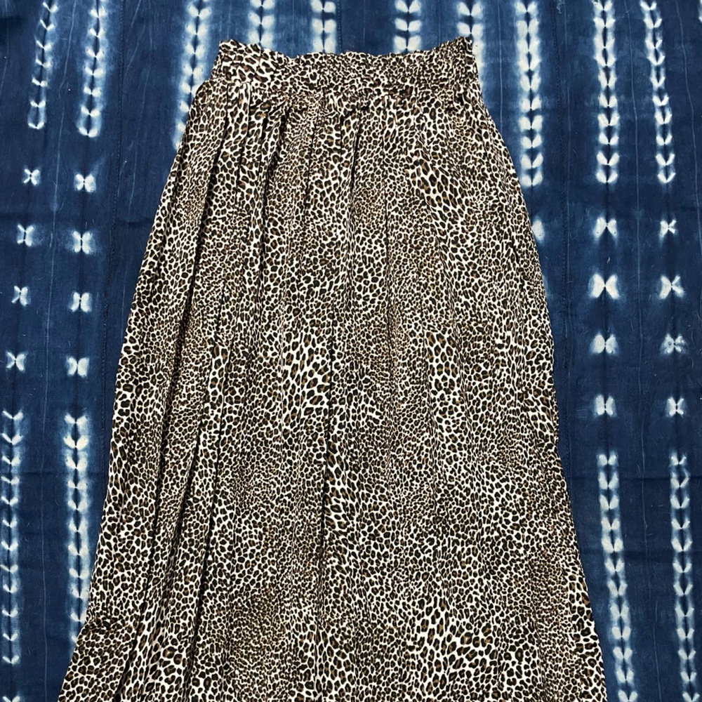 Leopard print pleated skirt